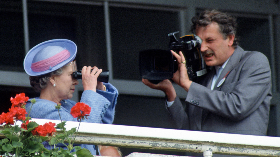 A rainha sendo filmada em Elizabeth R enquanto assistia a uma corrida de cavalos em 1991