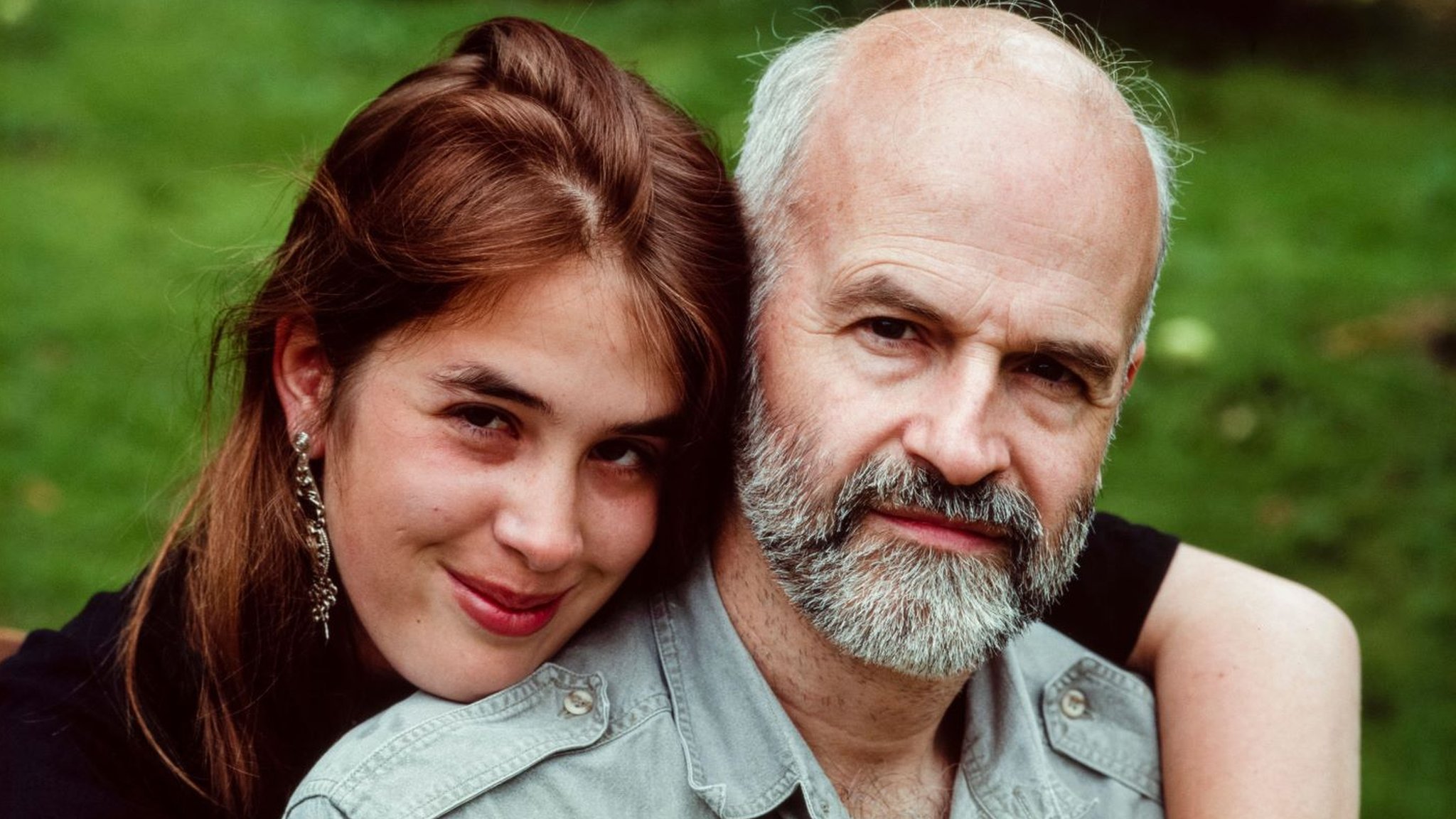 Terry Pratchett with daughter Rhianna Pratchett at home Stock Photo - Alamy