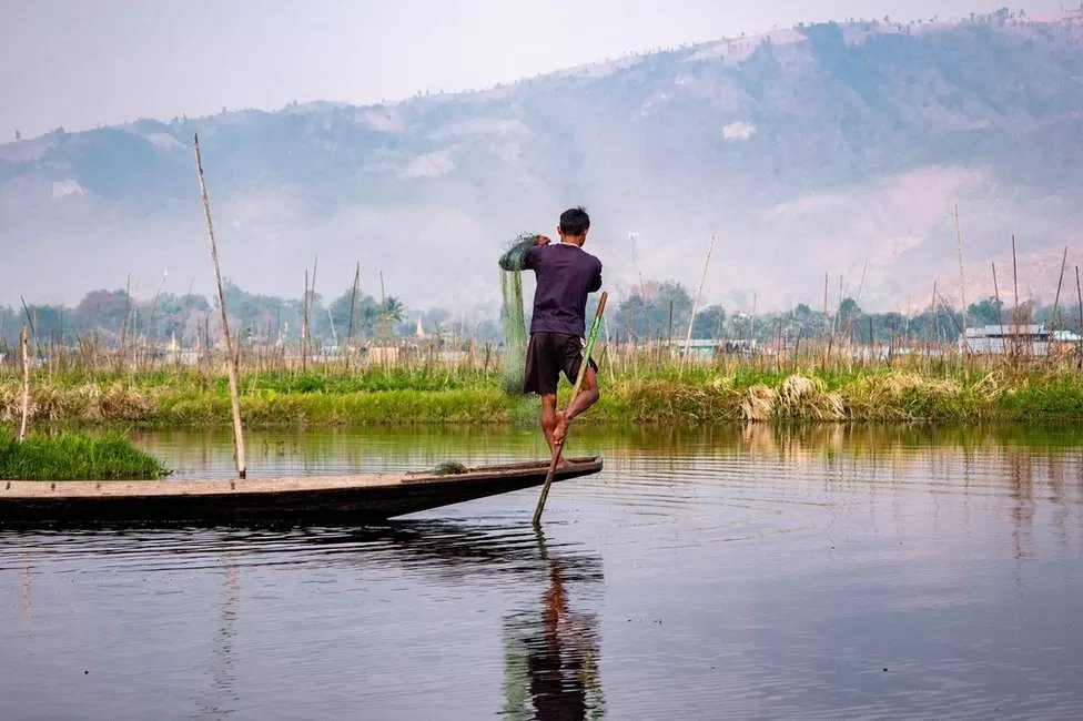 مراكبي بأحد بحيرات ميانمار