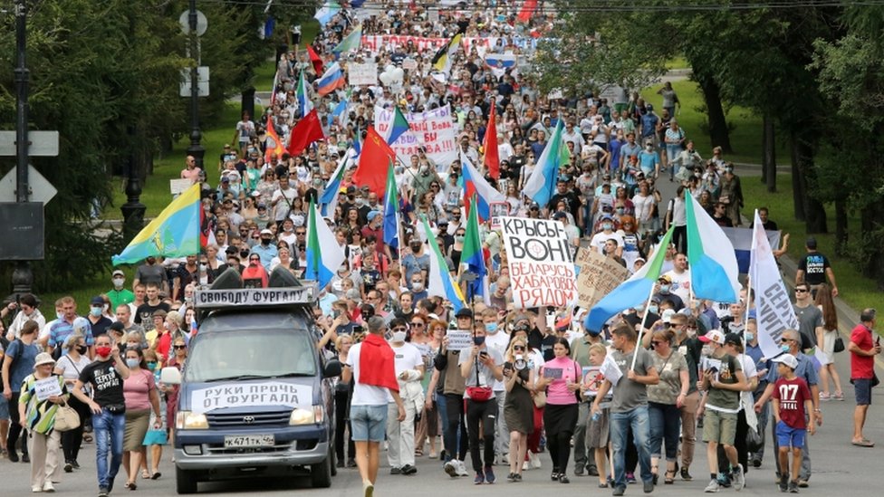 Толпа с флагами и табличками выступает против ареста Сергея Фургала, 22 августа 2020 г.