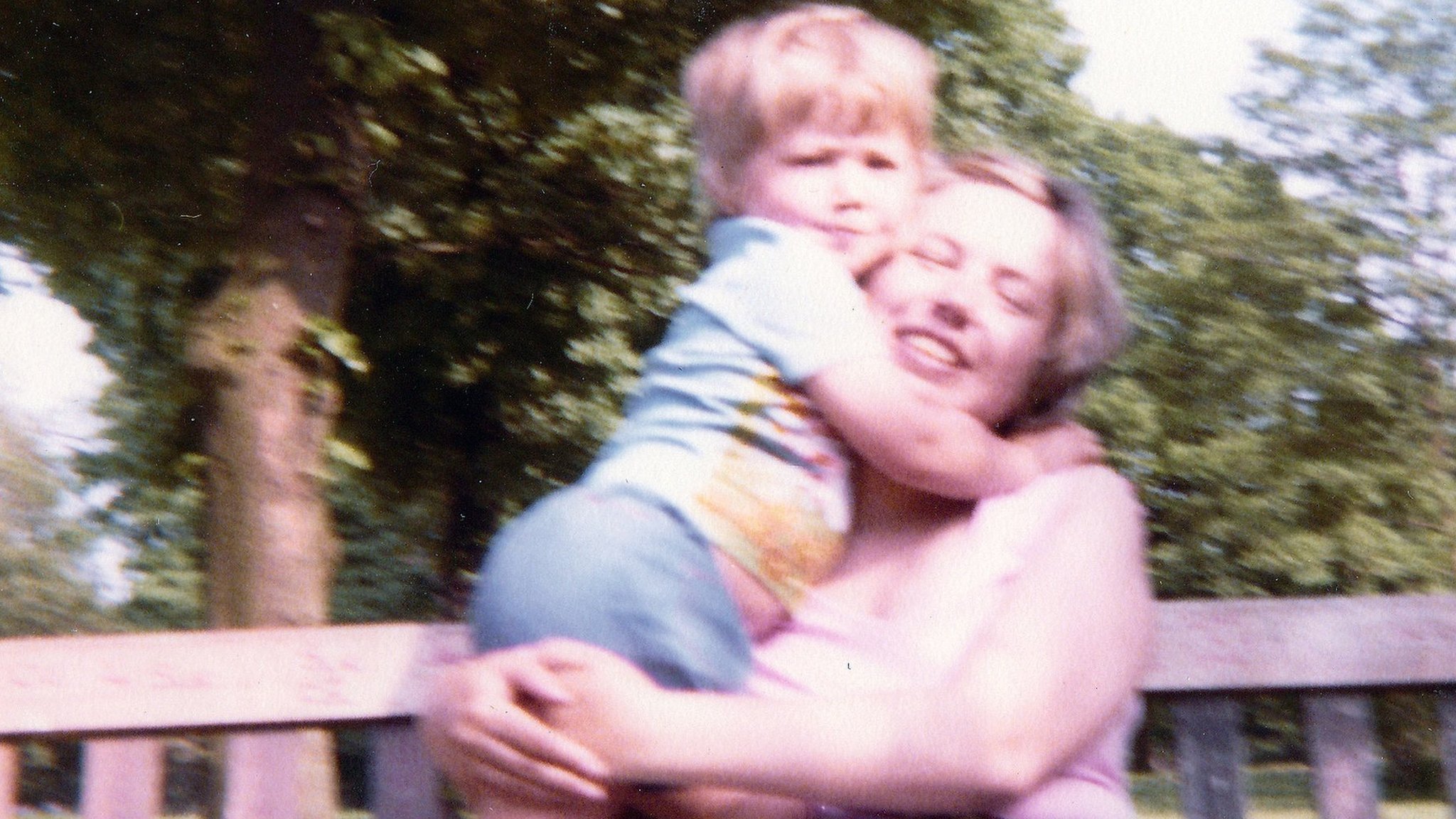 Иэн Каннингем (два с половиной года) со своей матерью Ирен Каннингем