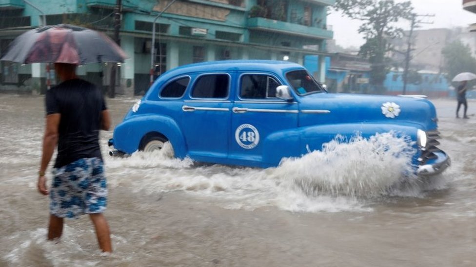Un automóvil en una calle inundada de La Habana