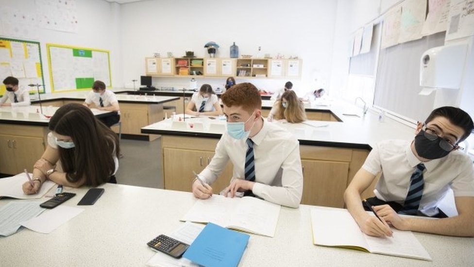 Учащиеся в Шотландии в масках на занятиях под руководством по зонам ограничения 3 и 4 уровня.