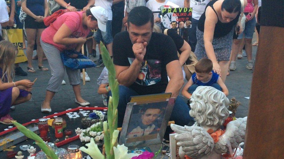 Davor Dragičević gleda u sliku pokojnog Davida u centru Banjaluke
