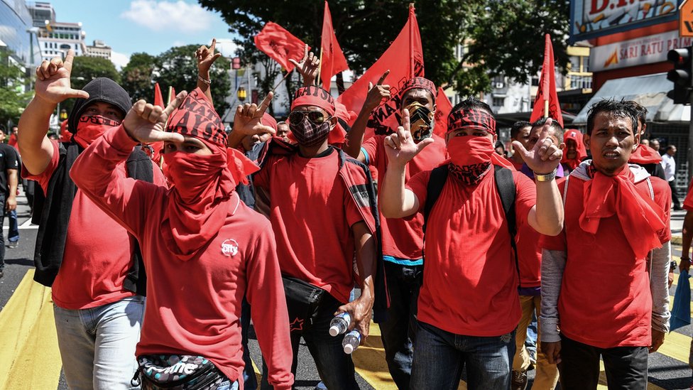 Группа «красных рубашек» собирается на встречный протест в Куала-Лумпуре