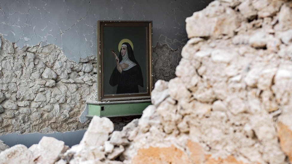 На картине изображен Санта-Рита-да-Каша в церкви Санта-Мария-делла-Кона, разрушенной землетрясением во Фраскаро, регион Умбрия, Италия, 2 ноября 2016 года.