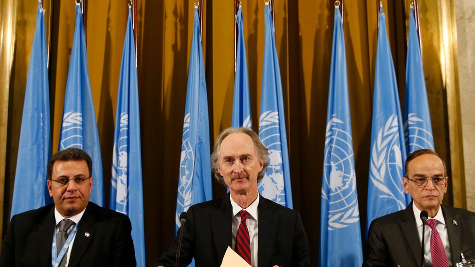 Специальный посланник ООН Гейр Педерсон (в центре) сидит рядом с представителем сирийского правительства Ахмадом Кузбари (слева) и представителем оппозиции Хади аль-Бахра (справа) на открытии Конституционного комитета Сирии в Женеве (30 октября 2019 г.)