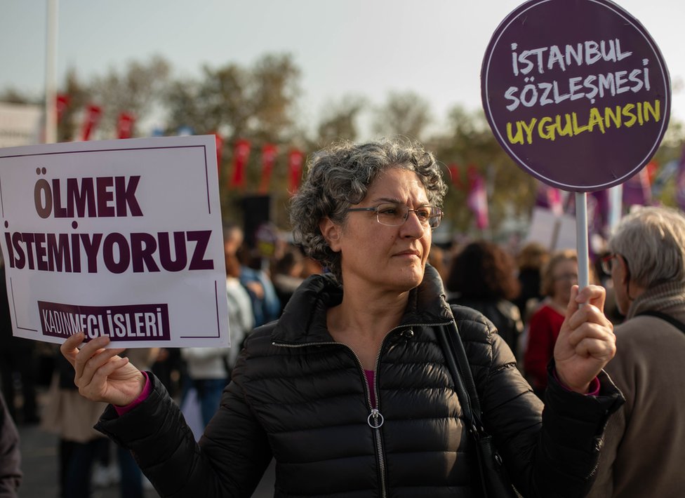 Muhafazakar çevrelerin İstanbul Sözleşmesi'ne yönelik eleştirilerinin ardından kadın örgütleri, Türkiye'nin bu sözleşmeden çekilmemesine yönelik taleplerini yineledi