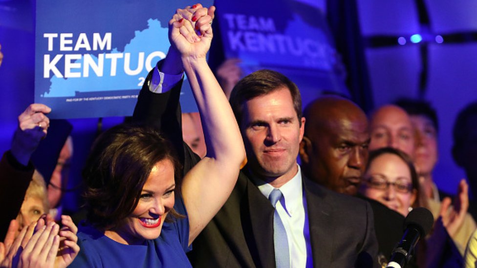 Демократ Энди Бешир празднует со сторонниками после того, как результаты голосования показали, что он выиграл гонку губернатора Кентукки