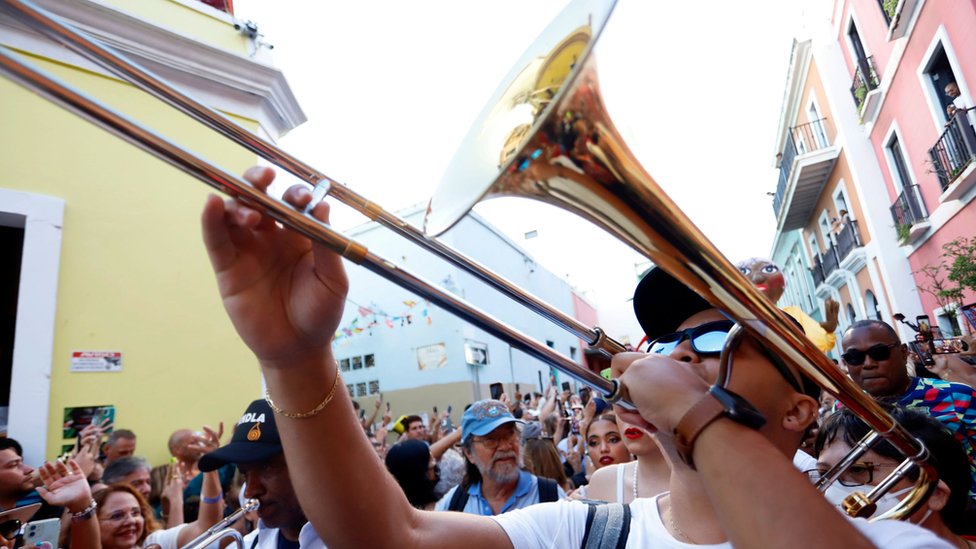 Un trompetista en las Fiestas de la Calle San Sebastián en San Juan, Puerto Rico, en enero de 2023.