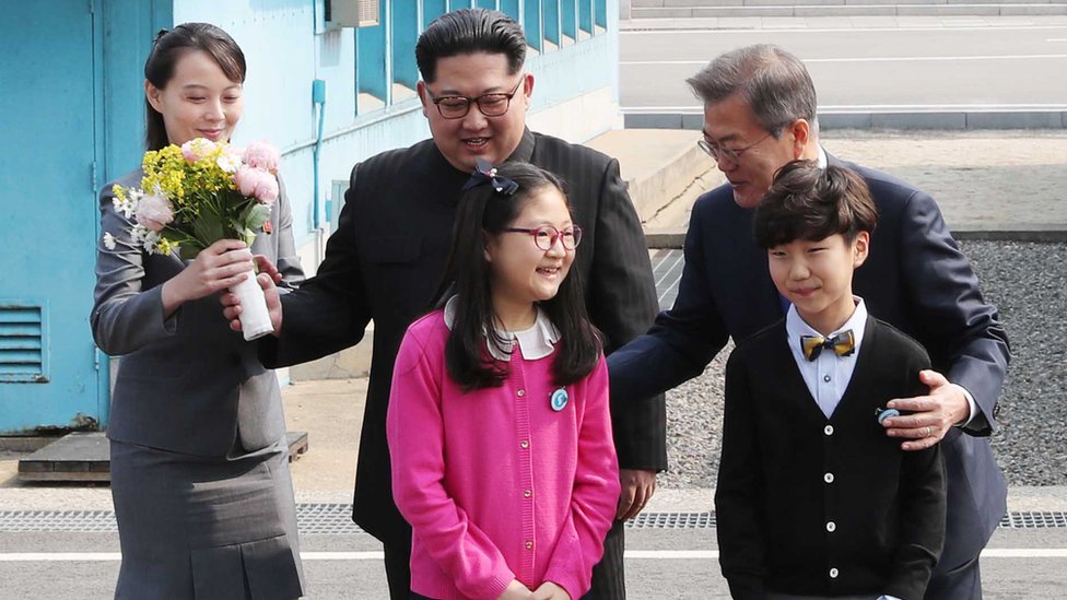Moon y Kim Jong-un junto a niños. Moon y Kim Jong-un junto a niños.