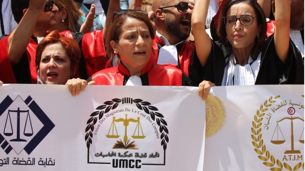 مسيرة للقضاة يحملون لافتات احتجاجا على إقالة 57 قاضيا خلال مظاهرة بعنوان يوم الغضب، أمام محكمة تونس العاصمة