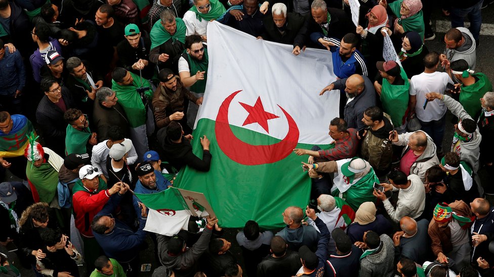 Алжирцы протестуют с флагом