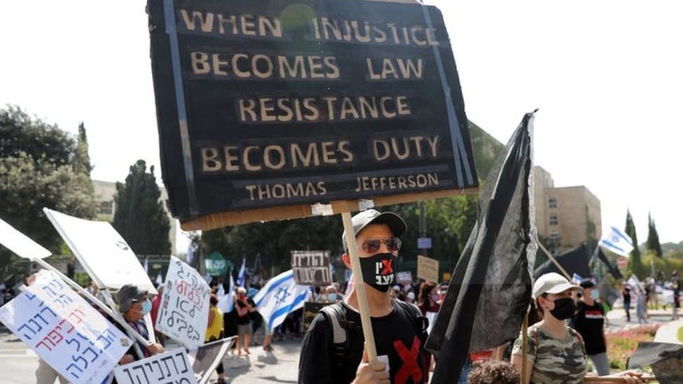 People protest in Jerusalem before an Israeli parliamentary vote on a law that allows ministers to curb mass protests (29 September 2020)