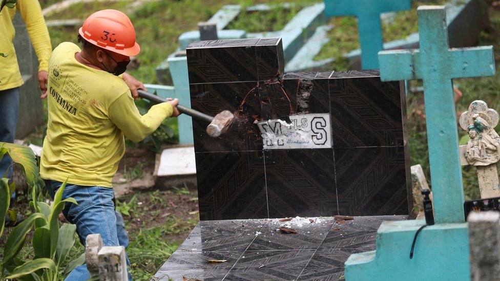 A grave of an MS-13 member is destroyed by a prison inmate