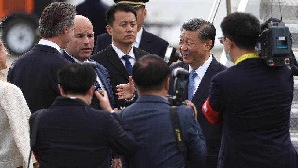 11月14日，美國加州舊金山，中國國家主席習近平（右）在亞太經合組織（APEC）峰會召開前抵達舊金山國際機場，迎接他的是加州州長加文-紐森（Gavin Newsom）。