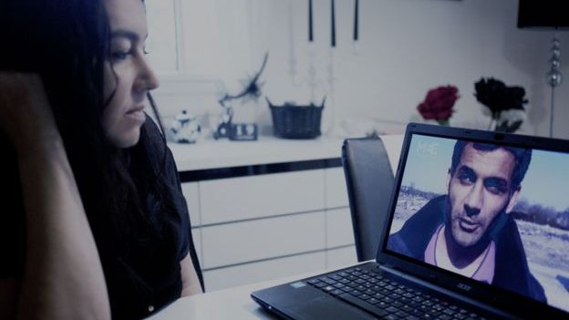 Béatrice y Mokhtar se comunican ahora por webcam. Béatrice y Mokhtar