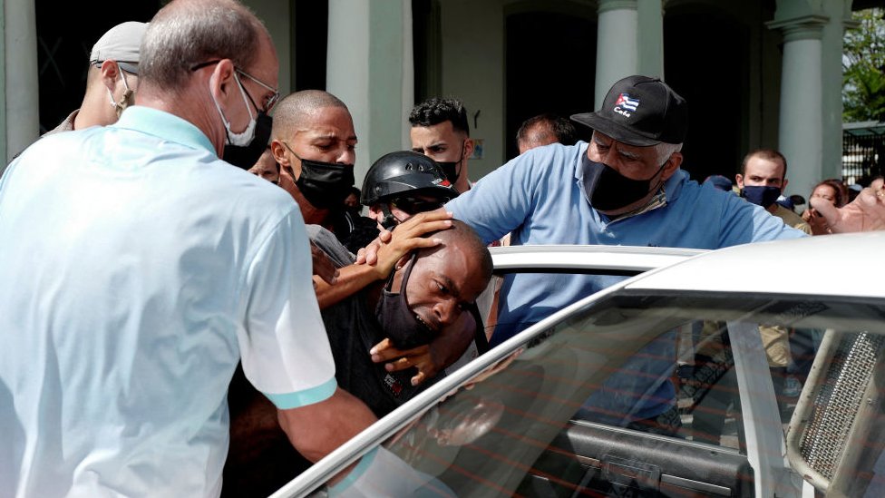 Agentes de seguridad introducen a un manifestante en un vehículo policial el 11 de julio de 2021 en La Habana.