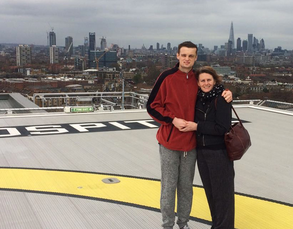 Уилл со своей матерью на крыше лондонской больницы, где его лечили