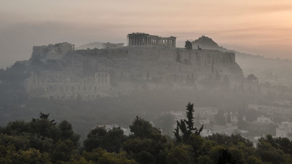 Neblina sobre Atenas producto de los fuegos.