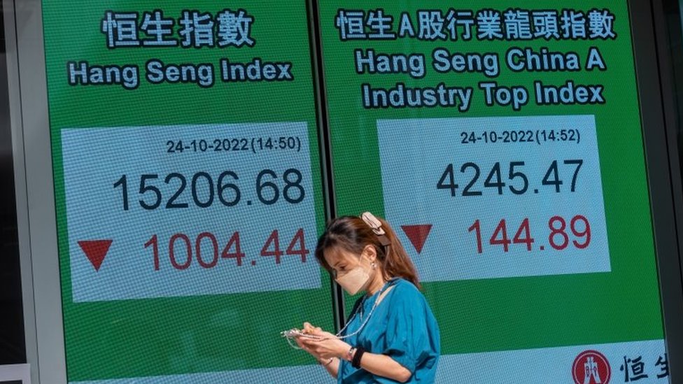 在中國領導人習近平加強對權力的控制後，香港股市遭遇了自2008年金融危機以來表現最差的交易日。