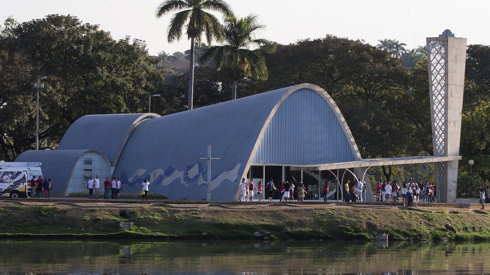 La iglesia de San Francisco de Asís en el complejo de Pampulha en Belo Horizonte, Brasil, fue un referente para Juvenal Moya. Iglesia de San Francisco de Asís en el complejo de Pampulha en Belo Horizonte, Brasil