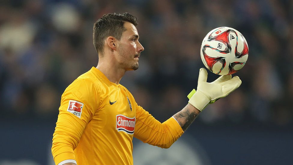 Roman Bürki alterna en el marco del Borussia Dortmund con el veterano portero Roman Weidenfeller. Roman Bürki