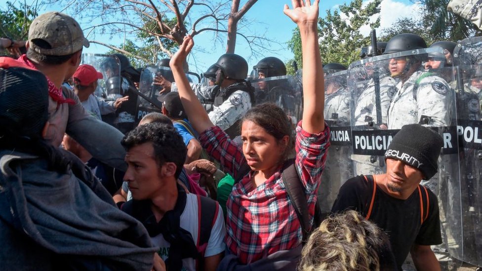 Национальная гвардия Мексики столкнулась с мигрантами после того, как заставила их уйти от границы с США