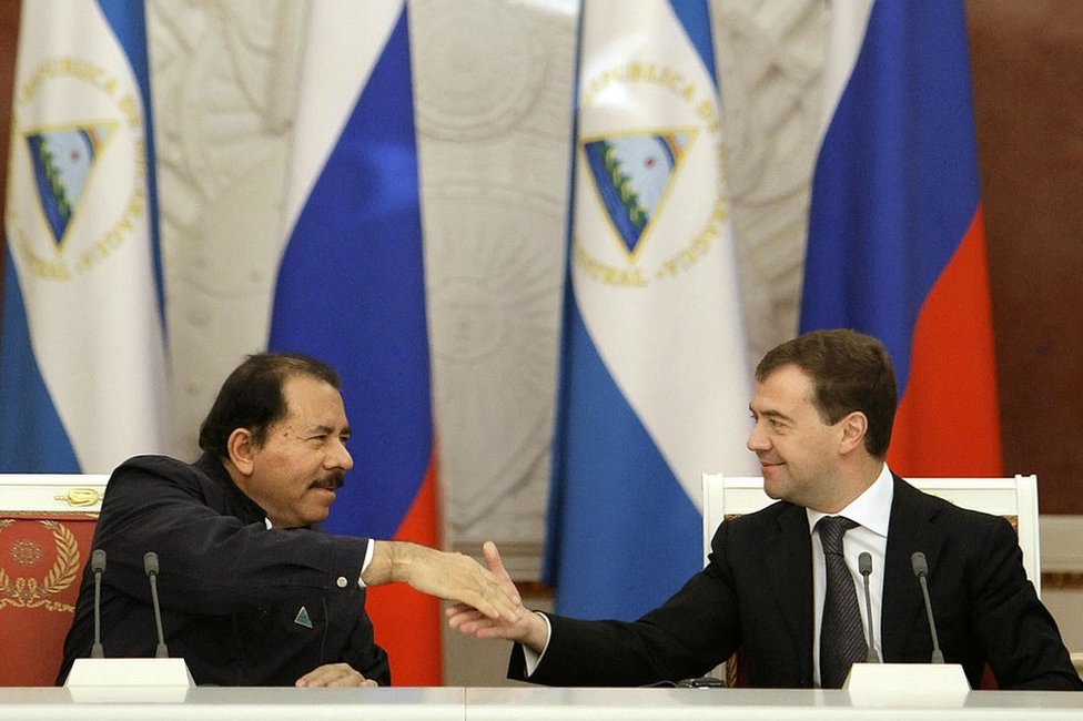 Nicaragua retomó la relación con Rusia en 2008, cuando Daniel Ortega volvió al poder. El presidente de Nicaragua, Daniel Ortega (izquierda), estrecha la mano al entonces presidente de Rusia, Dmitry Medvedev, en el Kremlin, en Moscú, el 18 de diciembre de 2008.