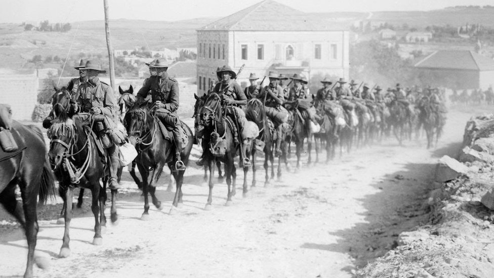 Que las tropas australianas avanzaran montados hasta las posiciones otomanas fue clave para la victoria de la batalla de Beersheba. (Foto: Dan Gazit/Dominio público) El 6º regimiento australiano de caballos, marchando en Sheikh Jarrah, en el camino al Monte Scopus, Jerusalén, en 1918. (Foto: Dan Gazit/Dominio público)