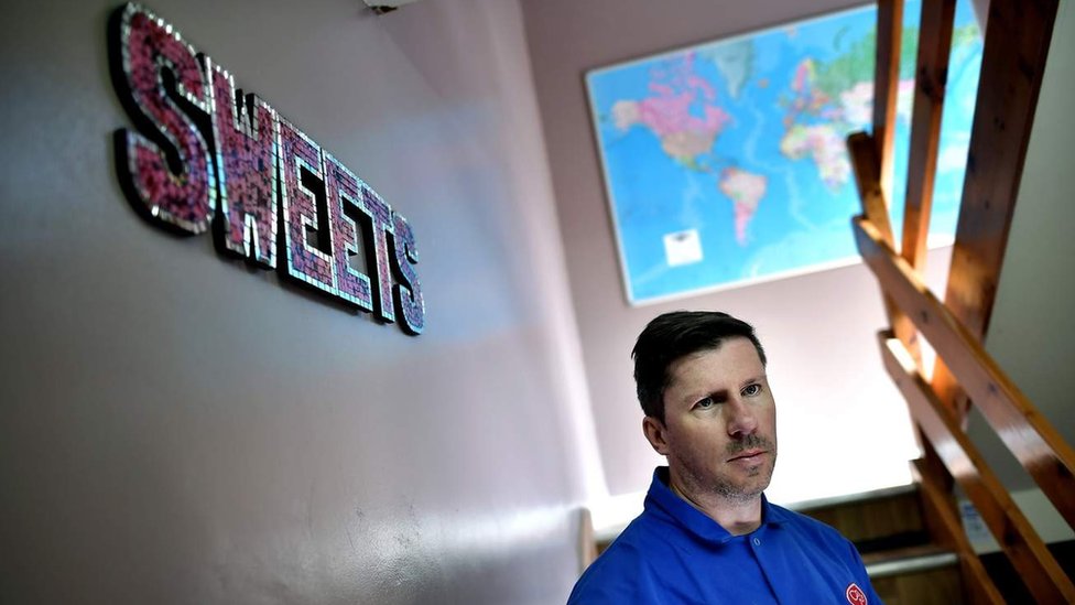 Crilly vive tiempos de ansiedad por lo que pasará con su fábrica de dulces. Crilly