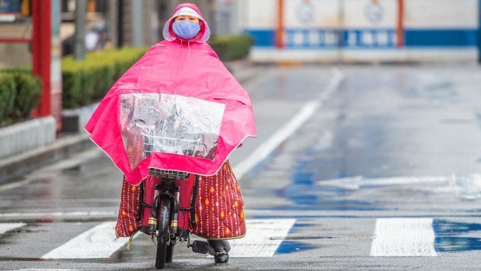 امرأة تستقل دراجة في شارع