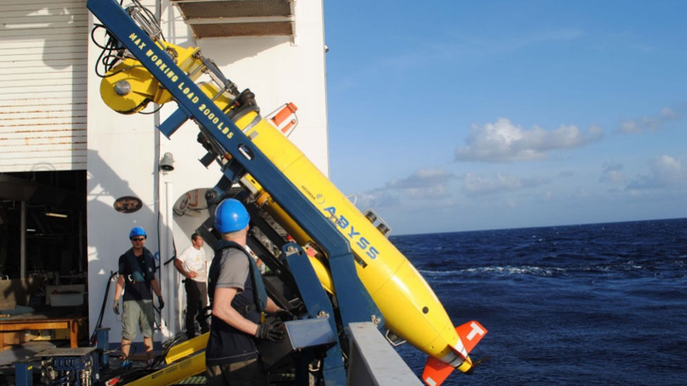 Vehículo no autónomo usado para explorar las características geofísicas en las profundidades del mar