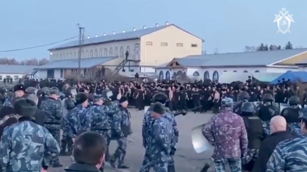 Кадр из видеоролика, опубликованного Следственным комитетом России, на котором заключенные стоят у охраны
