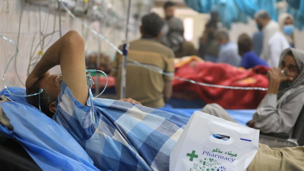 مرضى يتلقون العلاج في مستشفى ببغداد