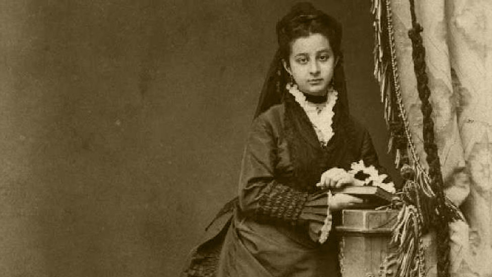 "Zelia Nuttall, de 18 años, tomada en Roma en 1875 con su primer vestido de seda (negro) con el que fue presentada al Papa Pío IX", anotó el hermano de la arqueóloga. (De la página de Facebook Zelia Nuttall Society).