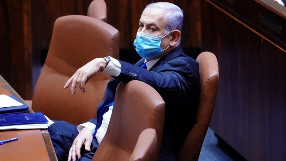 Премьер-министр Израиля Биньямин Нетаньяху носит маску перед церемонией приведения к присяге правительства единства в парламенте в Иерусалиме. Фото: 17 мая 2020 г.