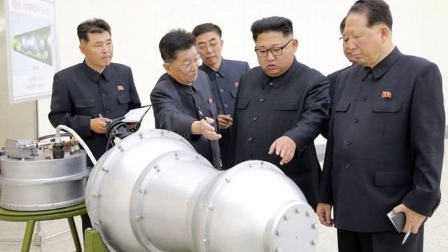Kim Jong-un inspeccionando lo que se describe como una ojiva nuclear en una foto difundida en septiembre. Kim Jong-un