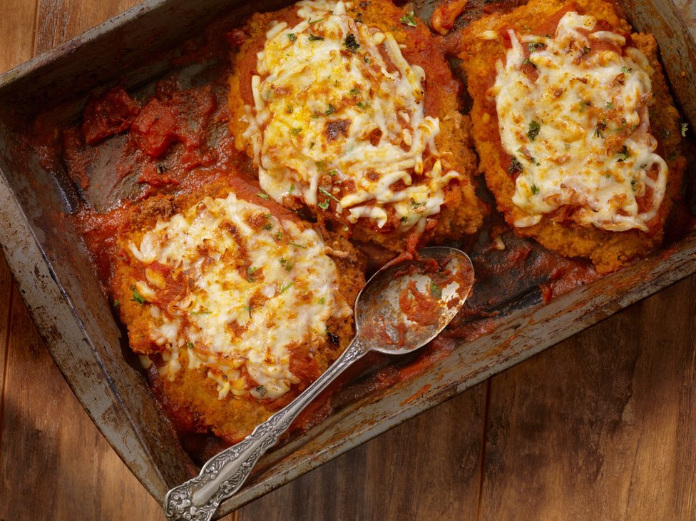 "Y 'costoletta alla napolitana', ¿tienen?". Filetes de pollo empanizados, con tomate y queso.