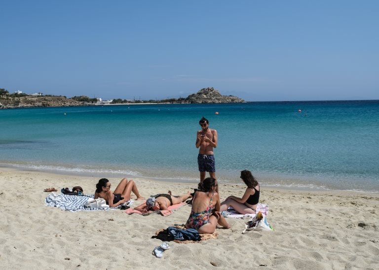 Yunanistan'ın Mykonos adasında bir plaj