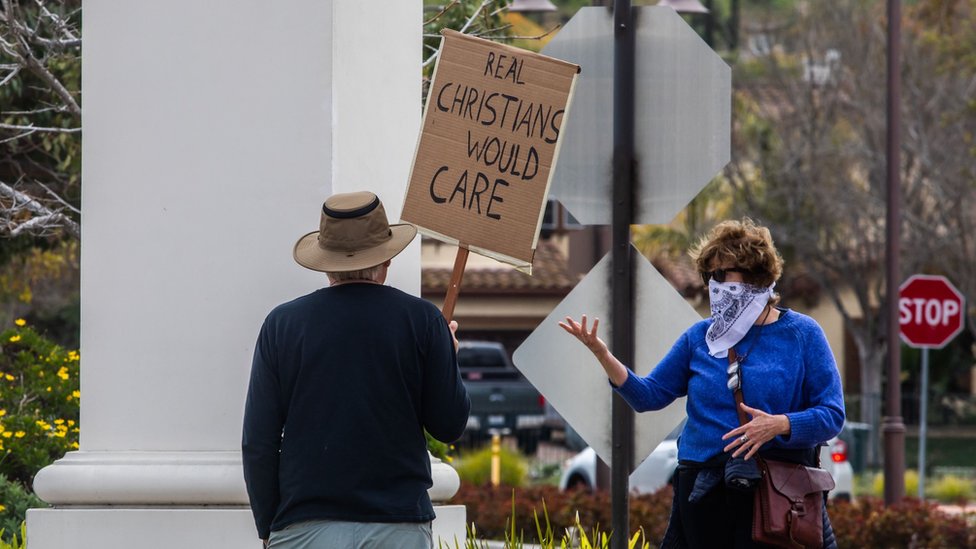 Protesta frente a iglesia en Estados Unidos.