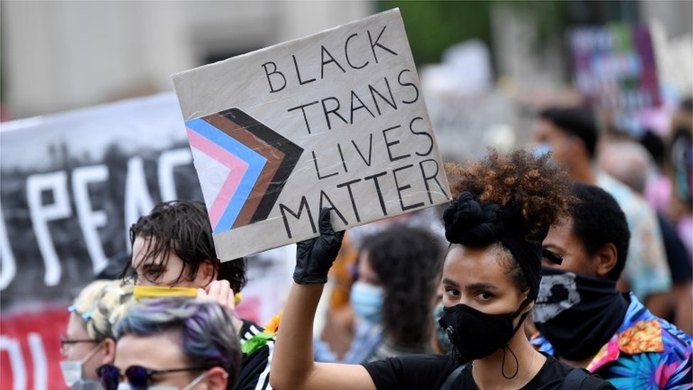 Участник протеста Black Trans Lives Matter