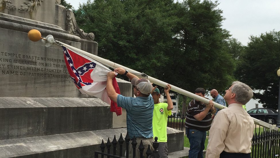 Государственные служащие снимают национальный флаг Конфедерации на территории Капитолия штата в среду, 24 июня 2015 г., в Монтгомери, штат Алабама.