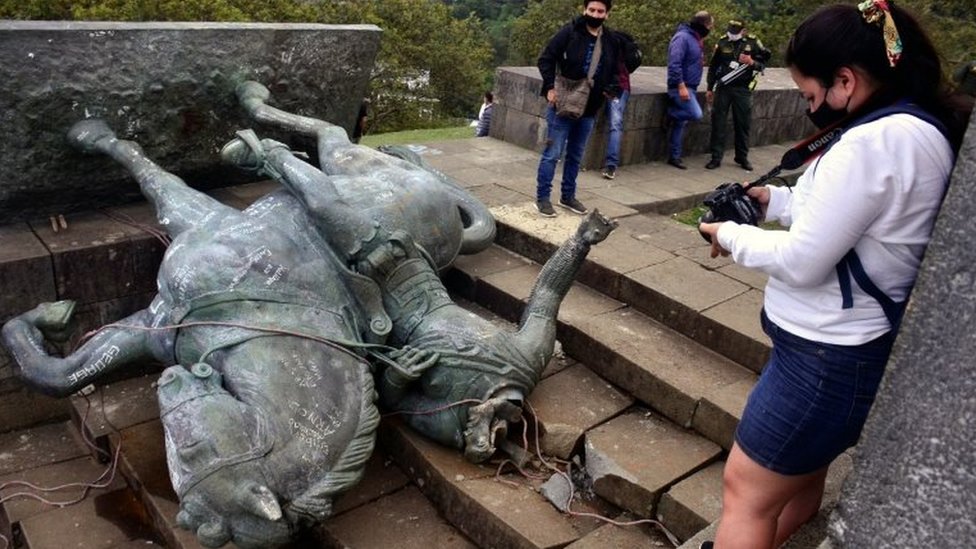 Colombia: Indigenous protesters topple conquistador's statue