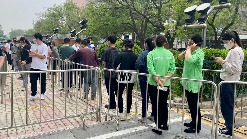 People in Chaoyang queueing up to get tested