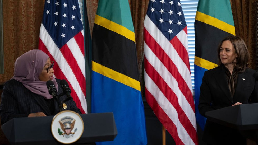 La presidenta de Tanzania, Samia Suluhu Hassan, en reunión con la vicepresidenta Kamala Harris en Washington, 15 de abril, 2022