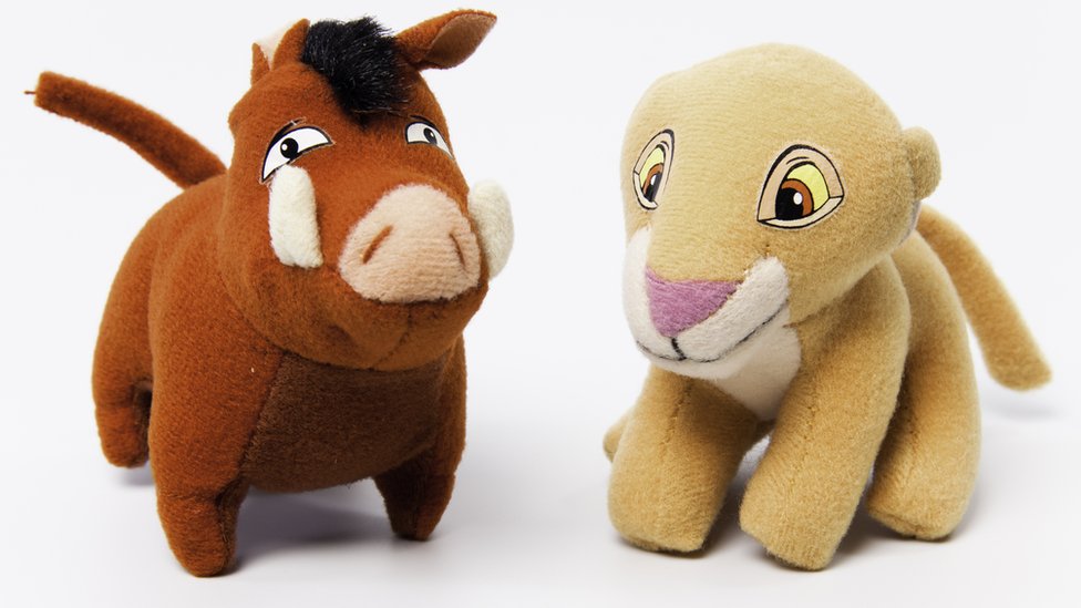 Пумба и Киара из фильма Уолта Диснея «Король Лев 2: Гордость Симбы». Плюшевые игрушки были частью McDonald's Happy Meals в 1998 году.