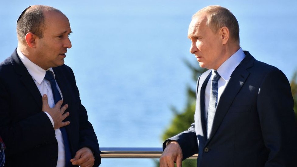 El primer ministro israelí Naftalí Bennett habla con el presidente ruso Vladimir Putin en octubre de 2021