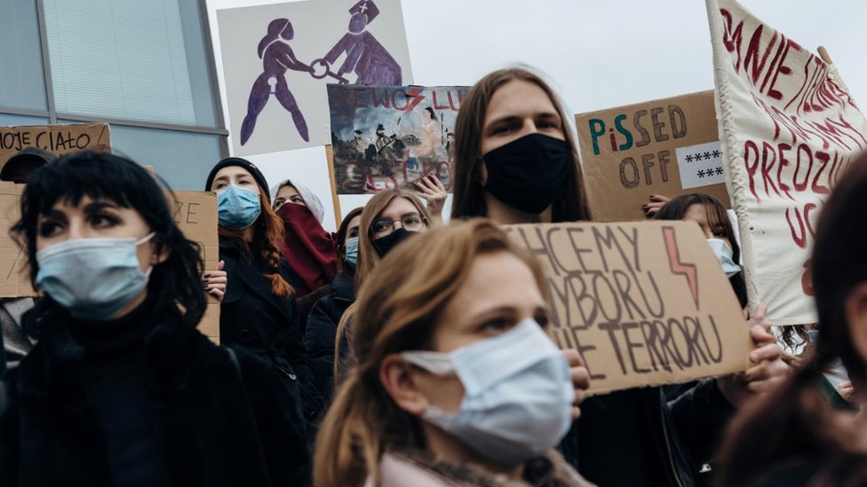 Демонстранты, в том числе студенты и сотрудники местного университета, проводят акцию протеста против постановления Конституционного суда Польши, который вводит почти полный запрет на аборты, в Гданьске