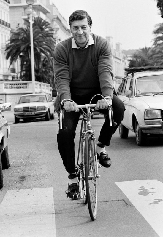 Cerruti en bicicleta en el Paseo de los Ingleses en Niza, Francia, en 1985.